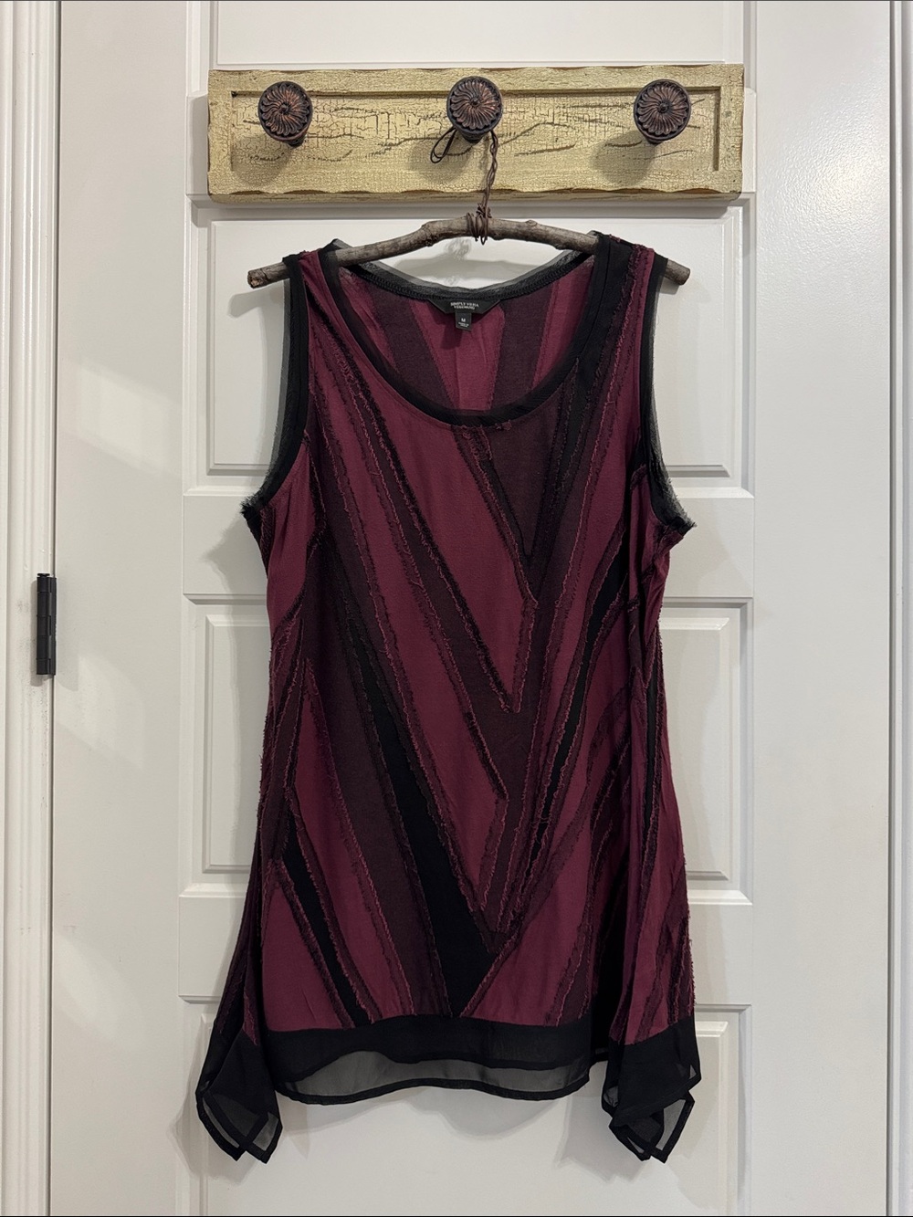 💕 Simply Vera Vera Wang Burgundy and Black Layered V-Panel Tank ✨
